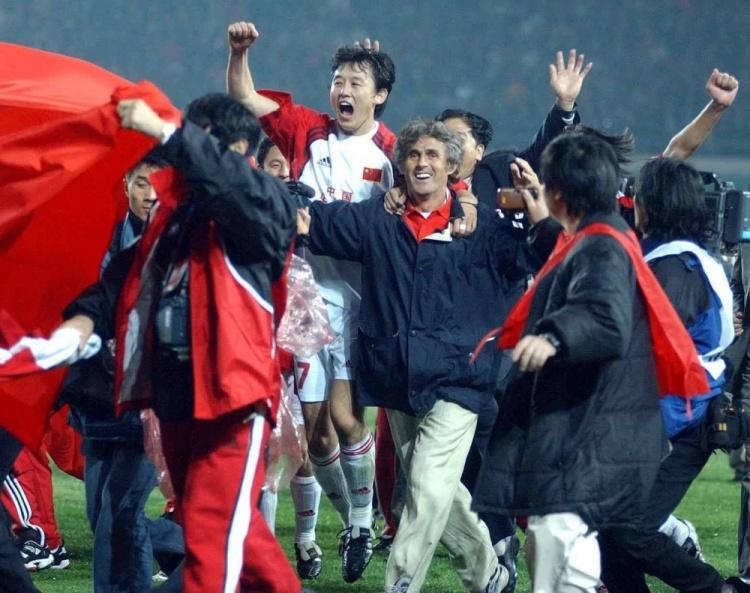 队报：德尚坚持赛后飞回波士顿大本营，法国队训练推迟1小时